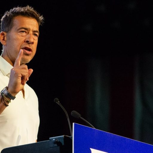 xSecretary of State Alexi Giannoulias speaks at the Illinois Democratic County Chairs’ Association annual breakfast in Springfield on Aug. 19, 2026. (Capitol News Illinois photo by Jerry Nowicki)